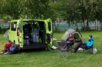 Díky jednomu z Honzů máme s sebou skvělou kempingovou výbavu – stoleček a židličky. Myslíme, že většina lidí v norském kempu musí „těm Slovákům v Renaultu“ tiše závidět :-)