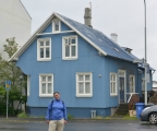 Krásně barevné dřevěné domečky pobité vlnitým plechem se nám líbí.