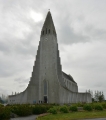 Hallgrímskirkja, největší kostel na Islandu postavený v letech 1945 až 1986. Zároveň jde o jednu z nejvyšších budov v zemi. Architektura má připomínat čedičové sloupy, se kterými se v dalších článcích ještě párkrát setkáme ;-)