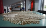 Uvnitř radnice se nachází obrovský 3D model Islandu. Na fotce pohled od východu, v popředí tedy východní fjordy.