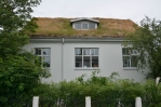 Domeček se střechou z trávy.
