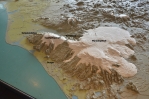 Část 3D modelu Islandu na radnici zobrazující okolí naší cesty ze Skógaru do Thórmörku (s doplněnými popisky).
