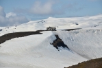 Chata Fimmvörðuskáli posazená pěkně na hřebínku, aby ji nezasypali každoroční přívaly sněhu.