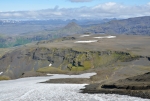 Po sešupu dolů po sněhu nás čeká rovná kamenitá planina.