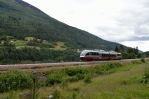 Vlak jedoucí okolo vodopádu Vermafossen, Norsko