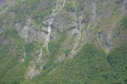 Skály nad jezerem Eikesdalsvatnet, Norsko