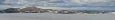 Panorama ze sněhové pláně, po níž klesáme, část 2. Úplně vzadu je vidět Hofsjökull, třetí největší ledovec Islandu, jež se nachází zhruba uprostřed této země