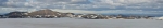 Panorama ze sněhové pláně, po níž klesáme, část 2. Úplně vzadu je vidět Hofsjökull, třetí největší ledovec Islandu, jež se nachází zhruba uprostřed této země
