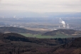 Elektrárna Ledvice dokazuje, že krajina je využita nejen k turisice. Hnědouhelné doly jsou nedaleko.
