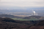 Elektrárna Ledvice dokazuje, že krajina je využita nejen k turisice. Hnědouhelné doly jsou nedaleko.