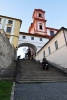 Jezuitské schody. Monumentální kamenné schodiště je vybudované v ose původního mostu přes Labe roku 1828. V nice se nacházela od roku 1863 plastika romantického básníka Josefa Emanuela Hilschlera (1806 - 1837), narozeného v kasárnách, umístěných v bývalé jezuitské koleji. Odstraněna byla r. 1945 a nahrazena v roce 1952 sochou sv. Jana Nepomuckého z r. 1721, která byla původně určena pro labský most. Níže stával do roku 1732 kostelík Panny Marie, připomínaný již roku 1257, kdy sloužil zdejšímu špitálu křižovníků s červenou hvězdou a v době protireformace Tovaryšstvu Ježíšovu. Od roku 1992 je na Jezuitských schodech umístěna dřevěná kompozice od J. Beránka, nazvaná "Neznámo odkud" (www.mapy.cz).