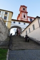 Jezuitské schody. Monumentální kamenné schodiště je vybudované v ose původního mostu přes Labe roku 1828. V nice se nacházela od roku 1863 plastika romantického básníka Josefa Emanuela Hilschlera (1806 - 1837), narozeného v kasárnách, umístěných v bývalé jezuitské koleji. Odstraněna byla r. 1945 a nahrazena v roce 1952 sochou sv. Jana Nepomuckého z r. 1721, která byla původně určena pro labský most. Níže stával do roku 1732 kostelík Panny Marie, připomínaný již roku 1257, kdy sloužil zdejšímu špitálu křižovníků s červenou hvězdou a v době protireformace Tovaryšstvu Ježíšovu. Od roku 1992 je na Jezuitských schodech umístěna dřevěná kompozice od J. Beránka, nazvaná "Neznámo odkud" (www.mapy.cz).