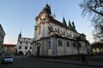 Děkanský kostel Všech svatých byl před polovinou 14. stol. součástí městského opevnění. Z této doby pochází i gotická věž vysoká 54 m, která byla upravena v letech 1501 - 1517 mistrem Jiříkem z Plzně. Po mnoha přestavbách a významném prodloužení má dnes podobu bazilikálního typu s trojbokým závěrem. K bokům presbytáře přiléhají kaple sv. Barbory a sv. Rocha z konce 17. stol. Pro svoji typickou bílou barvu bývá nazýván Bílý kostel (www.mapy.cz).