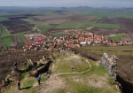 Ostroh s čedičovými věžičkami.