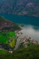 Vesnici Aurlandsvangen z vyhlídky Stegastein, Norsko