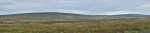 Panorama mírně zvlněné krajiny okolo Hrauneyjaru, levá půlka. Zde je ještě poměrně dost zeleně, dokonce z autobusu vidíme i pasoucí se ovce.