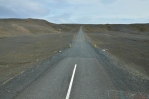 Konec asfaltky a začátek štěrkové cesty, jež se brzy změní na cestu prohrnutou v kamenité poušti. 