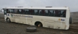 Na této fotce je pár detailů, které stojí za to vypíchnout. Jednak má autobus na zádi napsáno flybus (létající bus), druhak na přídi "Iceland on your own" (což se dá přeložit jako "Island po vlastních"). Tož abychom po vlastních vyrazili :-)