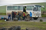 Autobus cestovky Viking travel s německými turisty, který nás zachránil uprostřed pustiny. Uprostřed fotky průvodkyně, typická Islanďanka s blond vlasy.