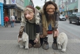 Na ulici v Akureyri potkáváme troly s ledními medvědy. Medvědi na Islandu nežijí, jenom občas nějaký vyhladovělý tam omylem dopluje na kře, načež je zastřelen.