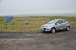 U křižovatky je kus rovné, neoplocené travičky a naše auto snad na prostorné křižovatce zavazet nebude. Radši však vstaneme brzy. Jen neustálý vítr a přeháňky spolu s nízkou teplotou jsou nepříjemné. Stan bude zas mokrý, ale s tím se nějak vyrovnáme. Platit zas spoustu peněz za ubytování pod střechou se nám už nechce.