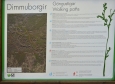 Mapka stezek okolo Dimmuborgiru (parkoviště je vlevo nahoře). Nejdelší (červený) okruh má 3,4 km. 