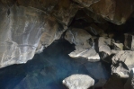 Uvnitř jeskyně, pár metrů pod zemí se nachází horká podzemní jezírka.