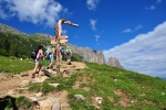 Stoupání doprovází úžasné barvy, tolik typické pro Dolomity.