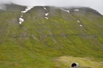 Druhý tunel do Siglufjörðuru a svahy nad ním. Tunely mezi Ólafsfjörðurem a Siglufjörðurem byly postaveny teprve v roce 2010, předtím se mezi těmito městy muselo jezdit přes hory.