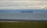 Ostrov Drangey v Skagafjörðuru, na kterém kdysi žil psanec Grettir, o němž byla napsána jedna ze středověkých islandských ság.