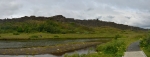 Ranní panorama Thingvelliru, pravá část. Vpravo je místo s vlajkou, kde se kdysi prý scházel parlament.