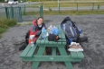 Na lavičkách v ohrádce si dopřáváme spoustu jídla ze zbytků. Až později zjišťujeme, že jde o psí výběh a radši se rychle pakujeme na sousední lavičky mimo něj.