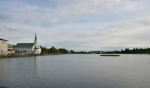 Jezero Tjörnin s kostelem na břehu, focené od radnice