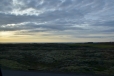 Loučení s Islandem a jeho lávovými poli (v popředí na fotce) cestou busem na letiště v Keflavíku