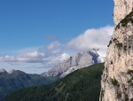 Marmolada se skrývá v dáli v mracích.