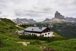 Rifugi Monte Piana A. Bosi leží ve výšce 2 205 m a na vrchol Monte Piana (2 324 m n. m.) je to již kousek.