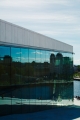 Centrum Osla v odrazu ve stěně Nové budovy Opery
