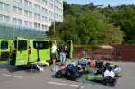 Vykládka auta v pražské Tróji po výletu do Norska