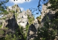 Ve skalách.