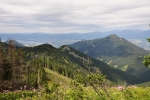 Vlevo Machnaté, vpravo Pol'udnica (1 549 m n. m.).