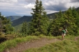 Hřebínek k sedlu Machnaté je velmi úzký. Stále jsme neklesli pod 1 400 m.