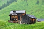 Alta Via delle Dolimitti nás dovede k vísce Fuciade, kde kromě malé kaple jsou všechny domky dřevěné.