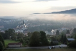 Kostel sv. Víta je gotická trojlodní stavba pocházející z období 1407 - 1439. Výška postranních lodí dosahuje výšky lodi hlavní, což řadí krumlovský kostel sv. Víta mezi kostely halového typu. Délka kostela od východu k západu je 44 metrů, jeho šířka a výška 20 metrů. (Wikipedie)