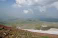 Výhled z vrcholu Aždahak (3597 m) v pohoří Geghamy, Arménie