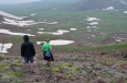 Sestup z vrcholu Aždahak (3597 m) v pohoří Geghamy, Arménie