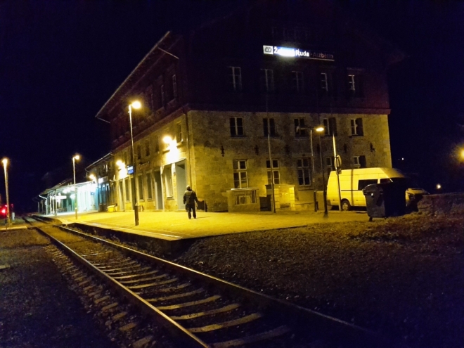 Večer nádraží zcela ztichlo, ale ani přes den se zde žádné návaly nekonaly. Z vlaků vystoupilo vždy jen pár lidí.