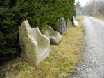 Zbytky kamenných koryt jako skulptury cesty poutníka.