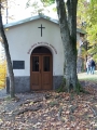 Kaplička pod vrcholem Třemšína.