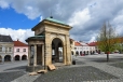 Korunovační empírová kašna byla postavena na počest císaře Ferdinanda V., který projížděl Jičínem 28. srpna 1836 na svou pražskou korunovaci českým králem. Kašna má podobu malého chrámu, který dosahuje výšky 7 metrů. Jejím autorem je Ing. J. Fritz. (Mapy.cz)