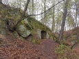 Hrad Hynšta byl vytesaný do jednoho skalního bloku a v 17. století se zde ukrývali stoupenci bratrské víry. Z dřevěné části se do dnešní doby nic nedochovalo, z hradu zbyla jen jedna větší vytesaná světnička, která je přístupná vytesanou vstupní chodbou.